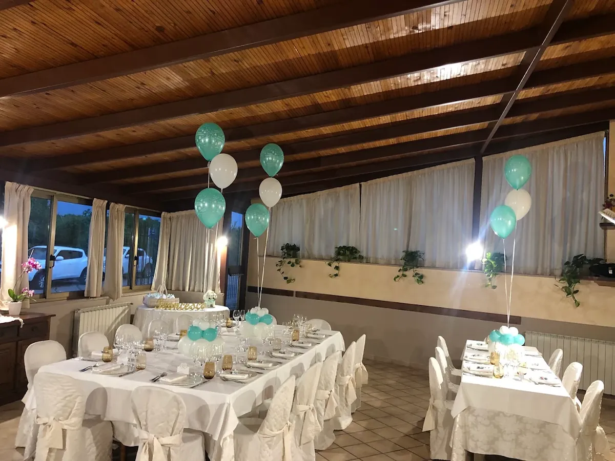 La sala allestita per una festa, con la torta e gli addobbi