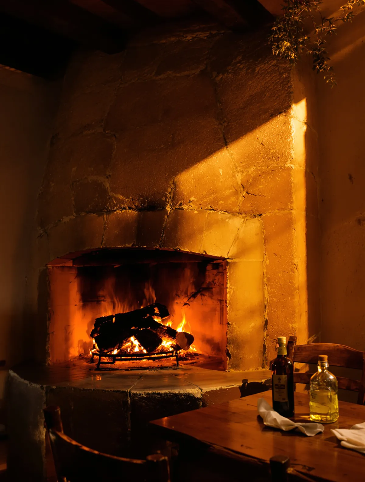 Interno rustico con travi di legno e camino acceso