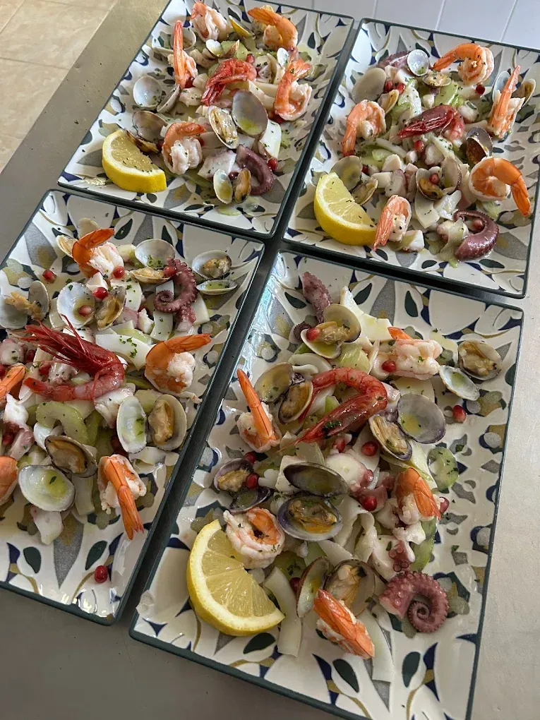 Antipasto di mare con gamberi e frutti di mare