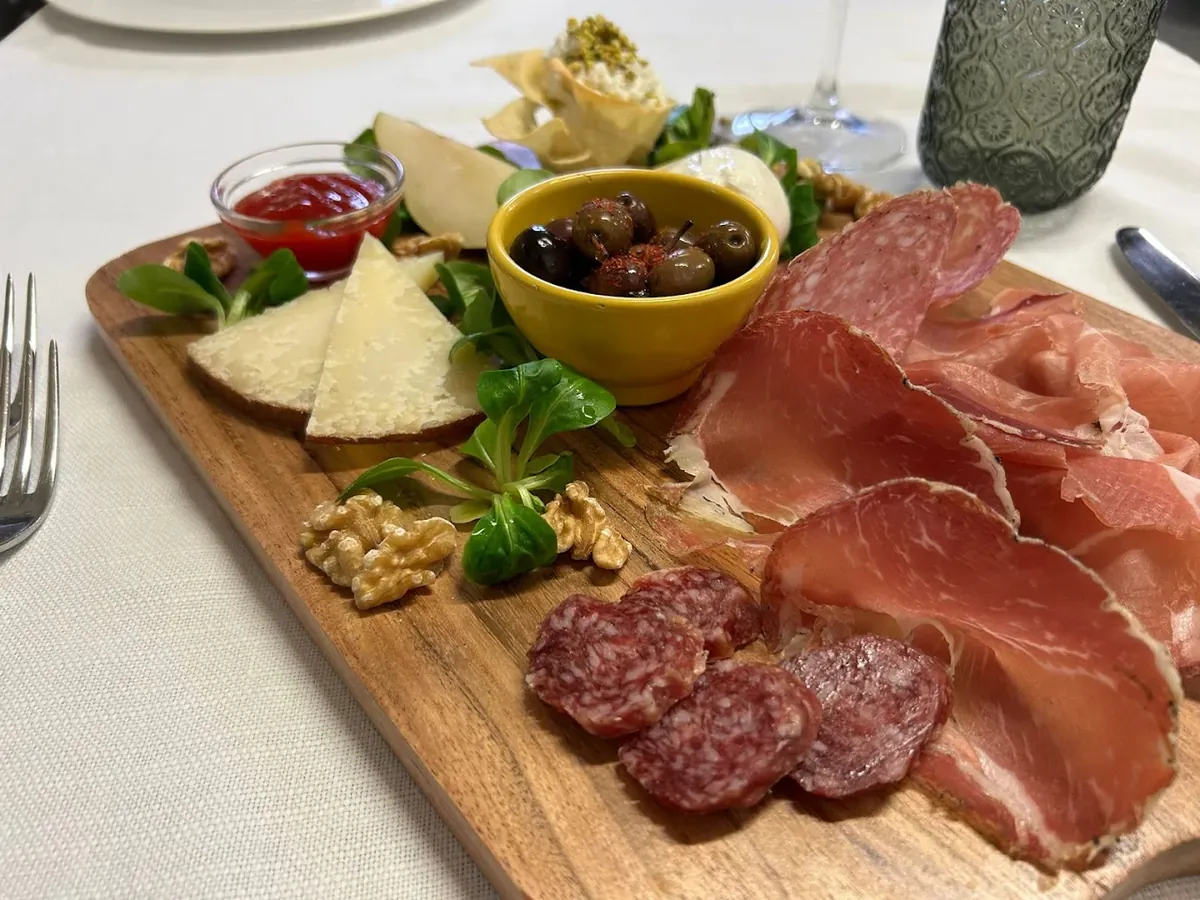 Tagliere di salumi, formaggi, olive e noci