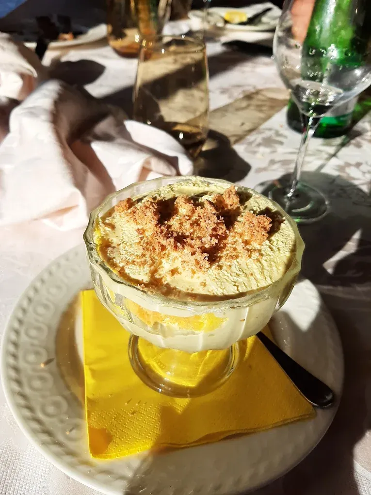 Tiramisù servito in coppa di vetro